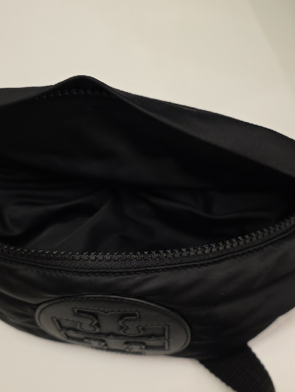Tory Burch Black Quilted Logo Crossbody Pouch - Picture 5 of 6